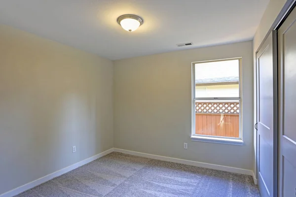 Interior de la habitación vacía con paredes beige y alfombra de pared a pared . — Foto de Stock