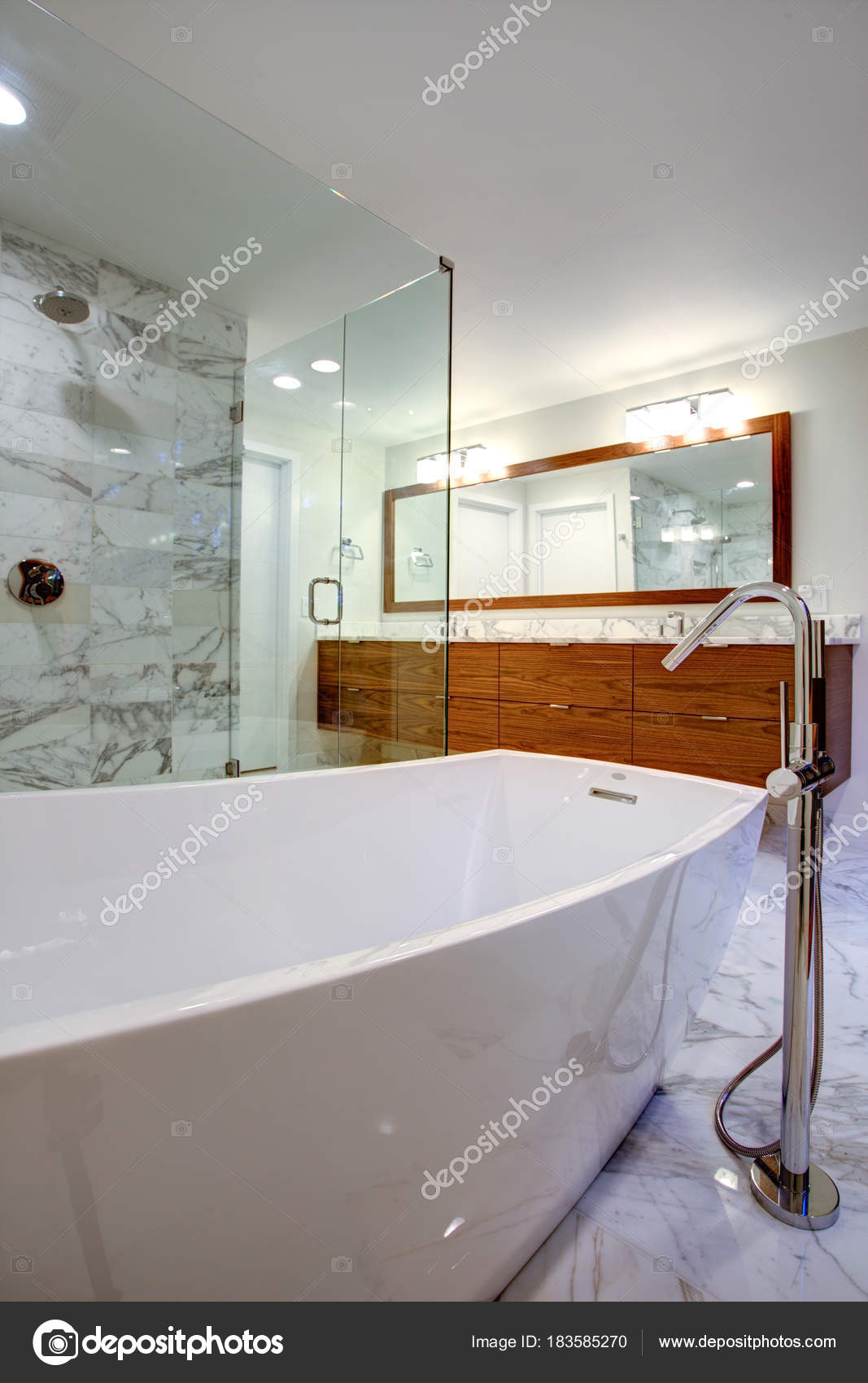 Elegantes Badezimmer mit freistehender Badewanne und ebenerdiger Dusche  