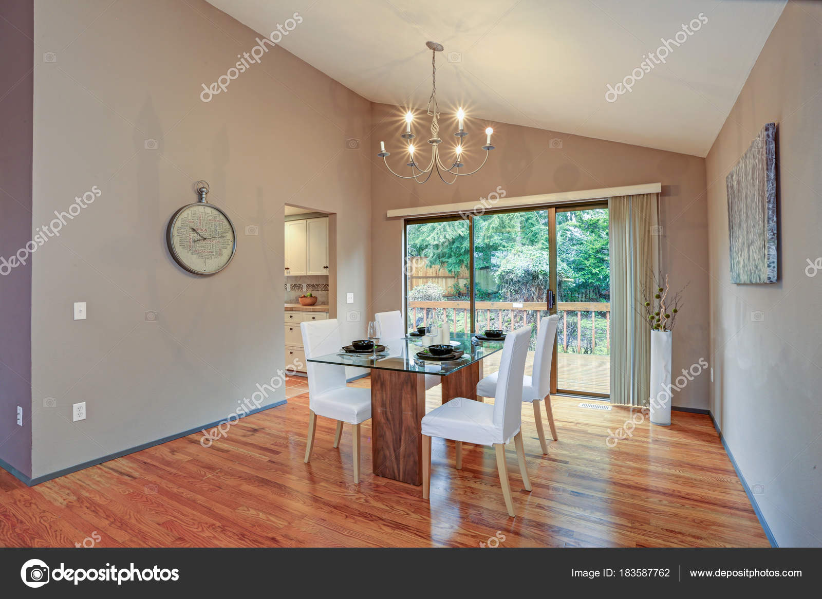 Lovely Spacious Open Floor Plan With Vaulted Ceiling Stock