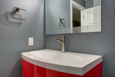 Gri ve kırmızı banyo tasarımı taze yenilenmiş bir ev.
