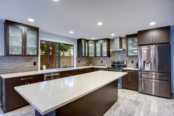 Actualizado interior de la sala de cocina contemporánea en tonos blancos y oscuros . —  Fotos de Stock