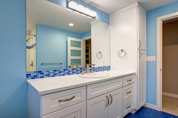 Precioso baño con paredes azules — Foto de Stock