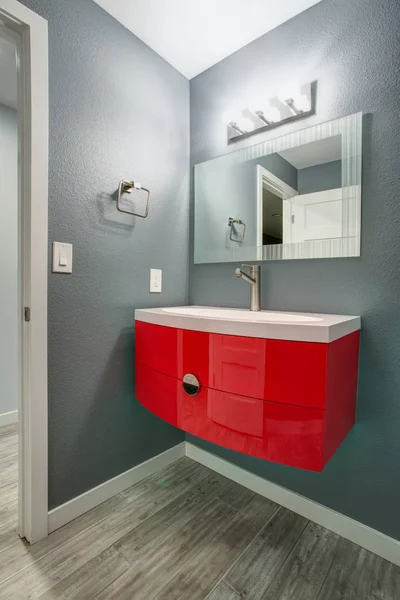 Diseño de baño gris y rojo en una casa recién renovada . — Foto de Stock