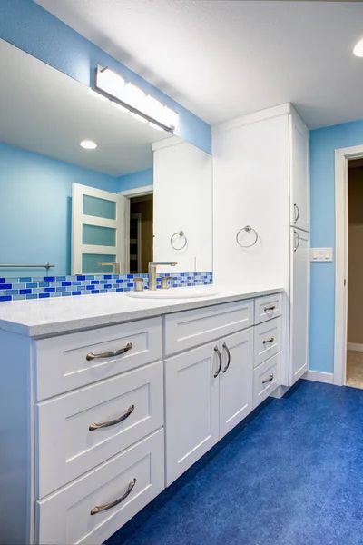 Precioso baño con paredes azules — Foto de Stock