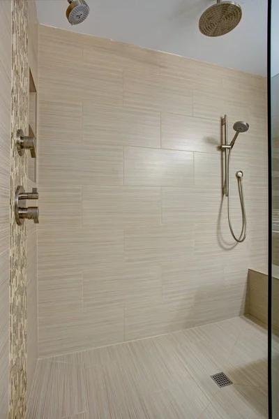 Eleganckim prysznicem z wbudowany Ława — Zdjęcie stockowe