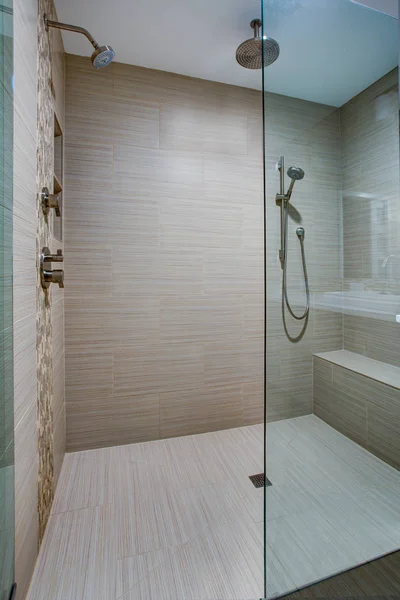 Elegante ducha a ras de suelo con banco incorporado — Foto de Stock