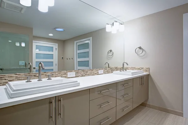 Moderno baño refrescante con un lavabo doble beige . — Foto de Stock