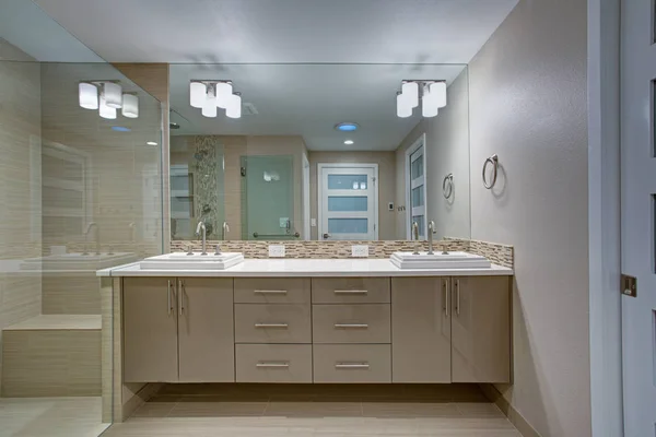 Moderno baño refrescante con un lavabo doble beige . — Foto de Stock