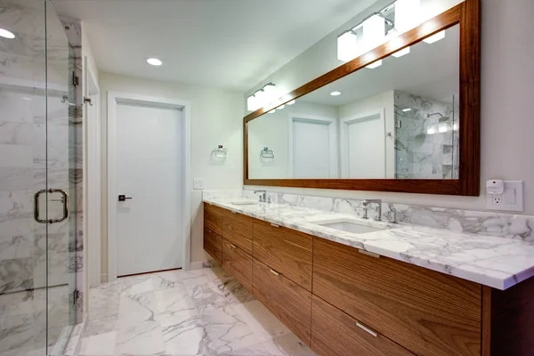 Cuarto de baño elegante con gabinete de tocador doble — Foto de Stock