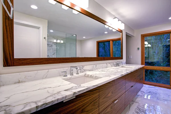 Cuarto de baño elegante con gabinete de tocador doble — Foto de Stock