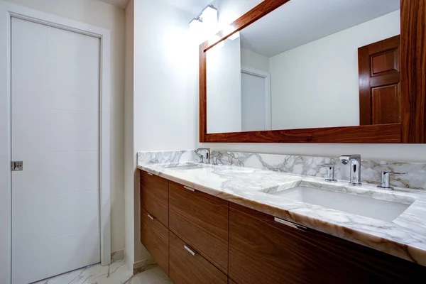 Cuarto de baño elegante con gabinete de tocador doble — Foto de Stock