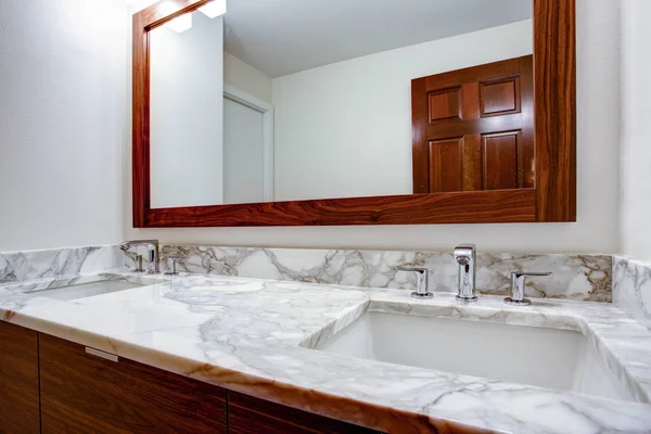 Cuarto de baño elegante con gabinete de tocador doble — Foto de Stock