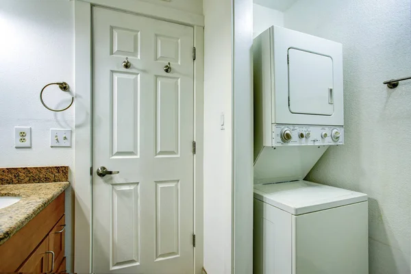 Divertido baño con tocador de baño y lavadora y secadora apiladas — Foto de Stock