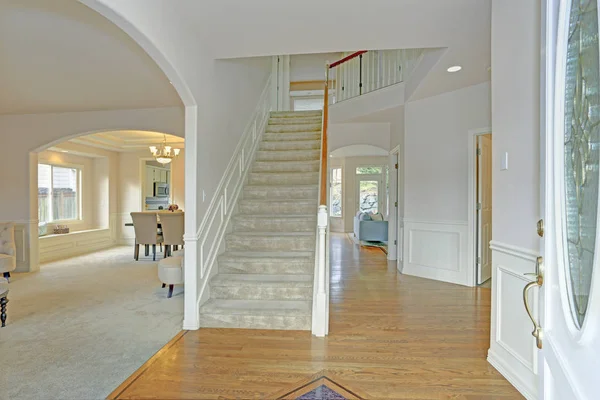 Foyer lumineux avec murs blancs et escalier — Photo