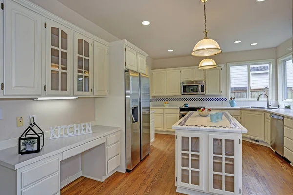 Interior abierto de la cocina blanca con isla de cocina . — Foto de Stock