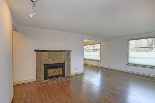 Gran sala de estar vacía con suelo de madera — Foto de Stock