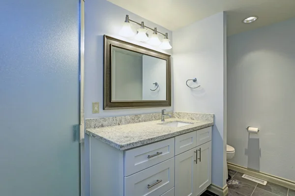 Precioso cuarto de baño con paredes de color azul suave pintura — Foto de Stock