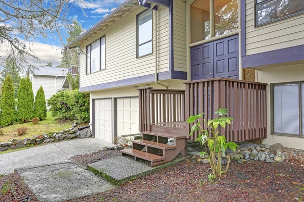 Bonito hogar beige con revestimiento de madera y adorno de acento azul — Foto de Stock
