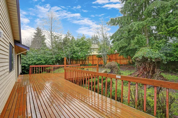 Vista para o quintal de uma espaçosa casa de dois andares com deck walk out — Fotografia de Stock