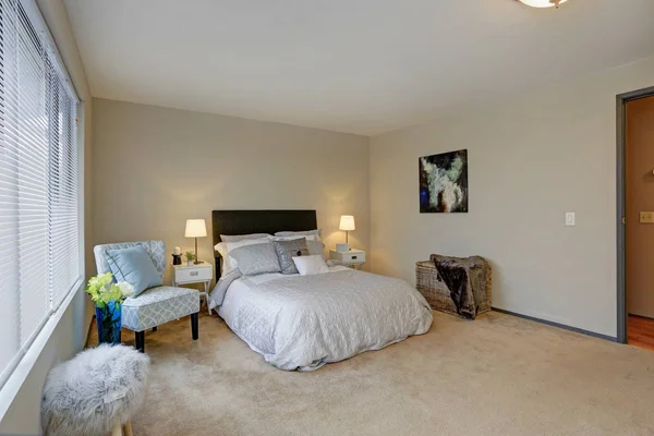 Precioso diseño dormitorio con cabecera marrón — Foto de Stock