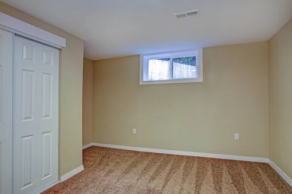 Habitación vacía, paredes de arena beige, suelo de alfombra en una casa de lujo . — Foto de Stock