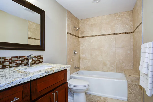 Elegante baño con una vanidad manchada de caoba — Foto de Stock