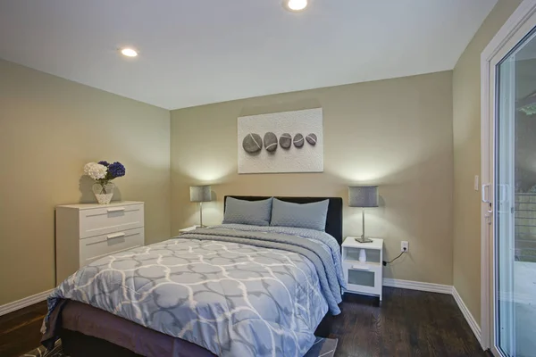 Dormitorio del segundo piso con paredes color topo, cama azul — Foto de Stock