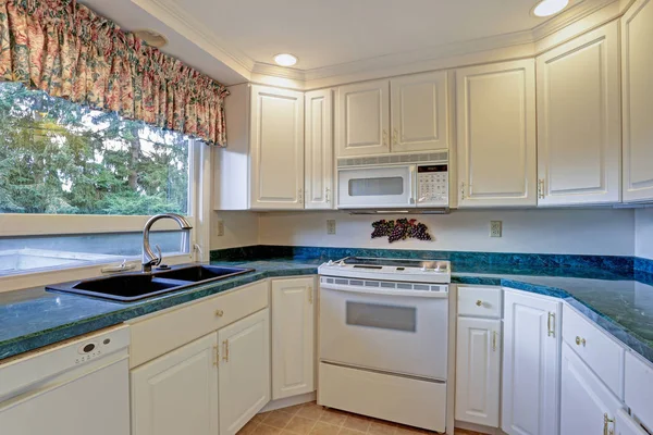 Sala de cocina recién renovada con armarios blancos — Foto de Stock