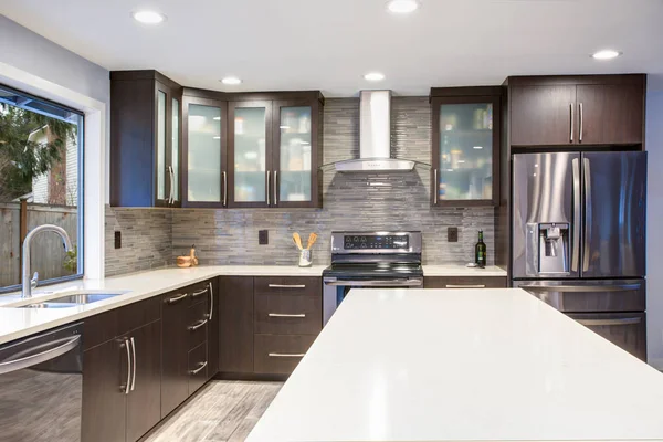 Actualizado interior de la sala de cocina contemporánea en tonos blancos y oscuros . Fotos De Stock Sin Royalties Gratis