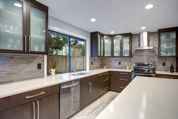 Actualizado interior de la sala de cocina contemporánea en tonos blancos y oscuros . Fotos De Stock