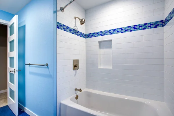 华丽的浴室, 蓝色的墙壁 免版税图库照片