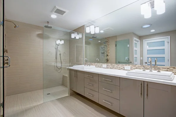 Moderno baño refrescante con un lavabo doble beige . Imagen De Stock