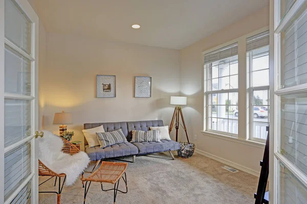 明亮舒适的客厅与象牙墙 免版税图库图片