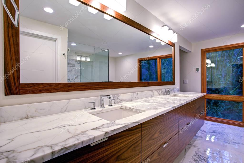 Elegante cuarto de baño con tocador doble gabinete — Foto de stock
