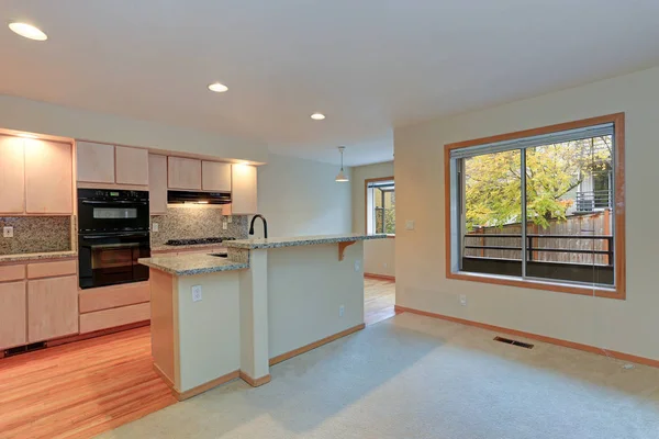 Grote open keuken met granieten aanrechtbladen. — Stockfoto