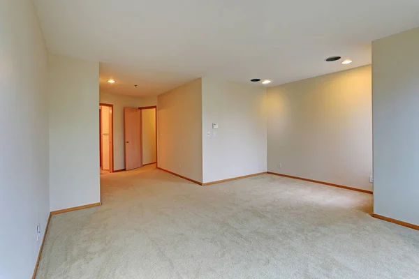 Interior ruang kosong memiliki dinding putih dan lantai karpet krem . — Stok Foto