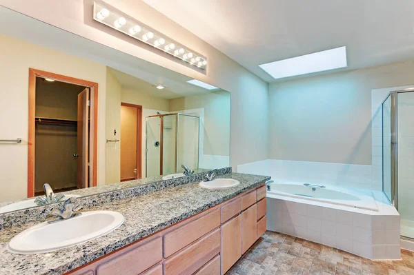 Baño luminoso y espacioso con bañera de hidromasaje — Foto de Stock