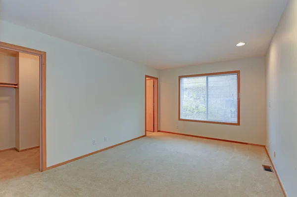 Interior del apartamento vacío cuenta con paredes blancas y suelo de alfombra beige — Foto de Stock