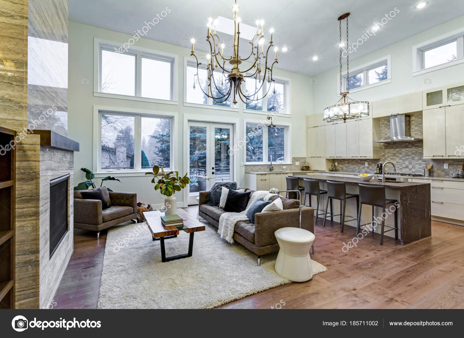 Incrível sala de estar leve e arejada com teto alto em uma nova casa de