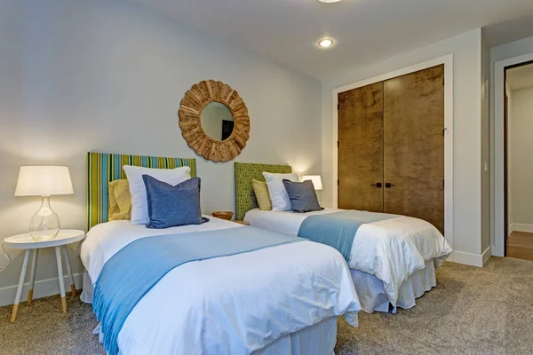 Dormitorio adorable con un par de camas individuales — Foto de Stock