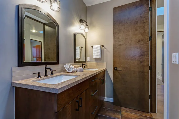 Elegante cuarto de baño interior con gabinete de tocador doble — Foto de Stock