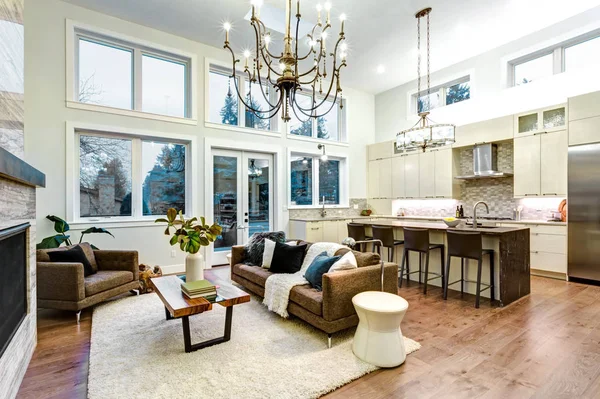 Incredible light and airy living room with high ceiling in a new construction home. — Stock Photo, Image