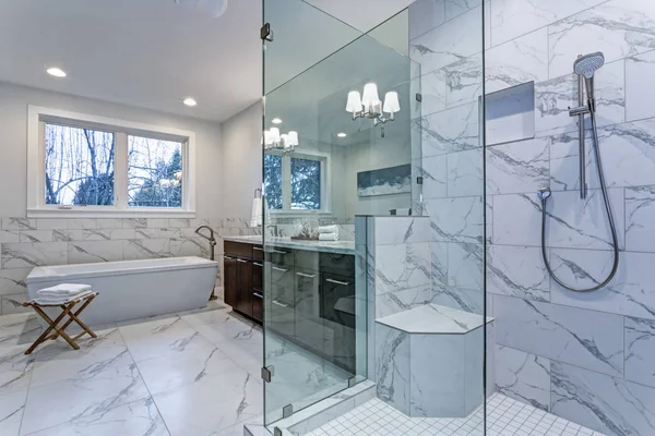 Incredible master bathroom with Carrara marble tile surround. — Stock Photo, Image