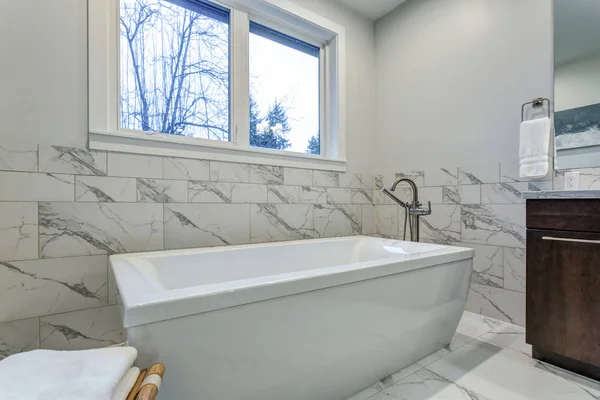 Increíble baño principal con baldosas de mármol de Carrara rodean . — Foto de Stock