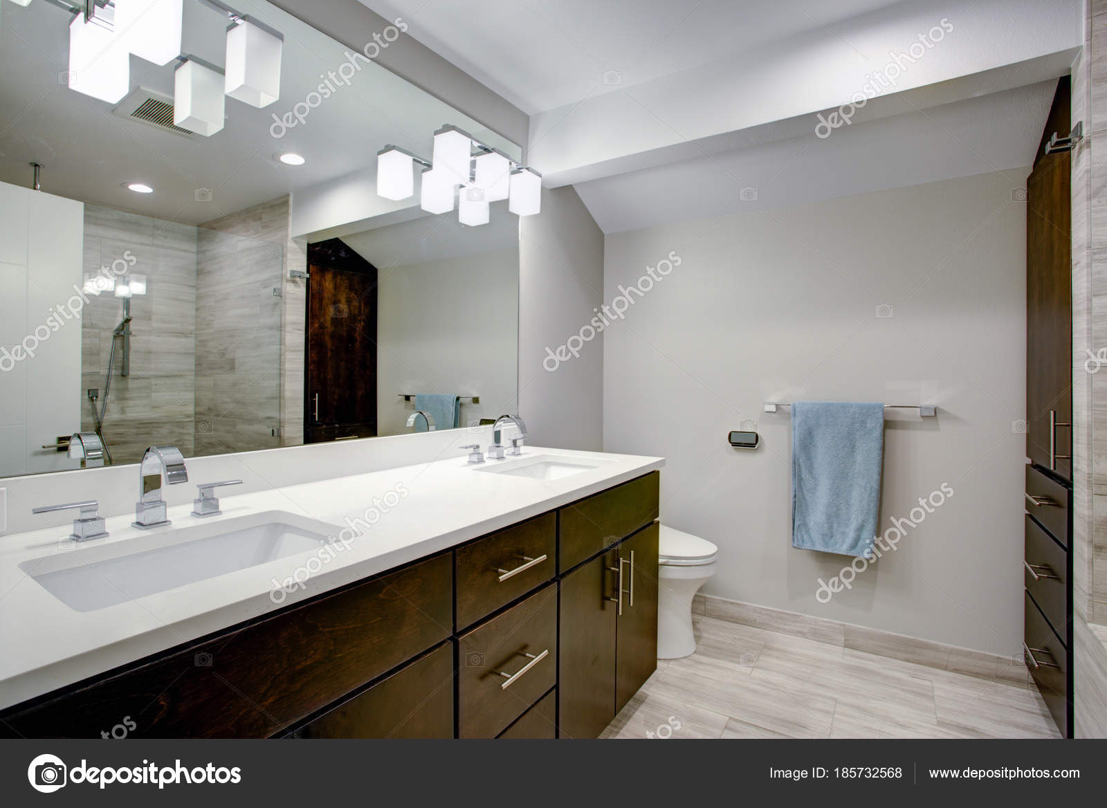 Elegante baño con tocador doble espresso — Foto de stock © alabn #185732568
