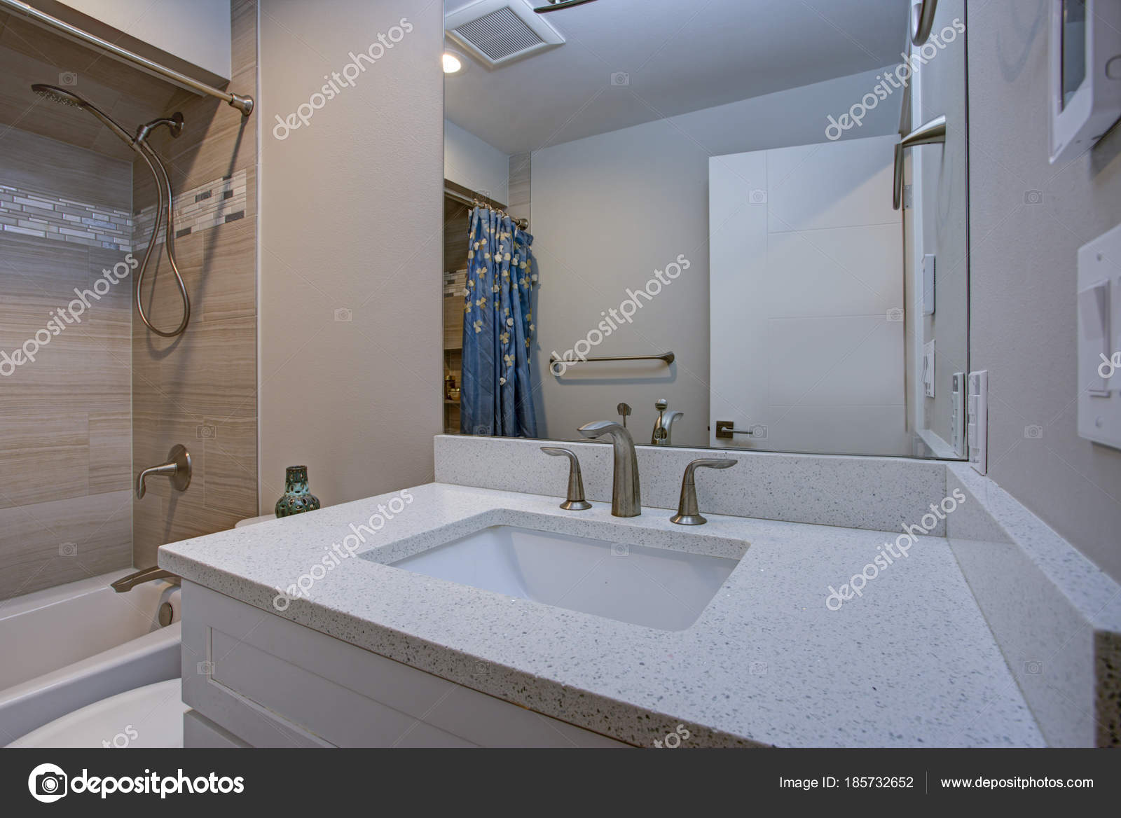 Elegantes Badezimmer mit Marmor-Badezimmer-Fußboden — Stockfoto ... Elegantes Badezimmer mit Marmor-Badezimmer-Fußboden — Stockfoto ...