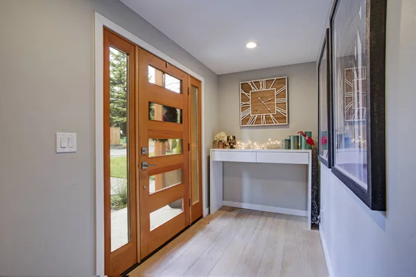 Chic foyer with a glass panel front door and white console table — Stock Photo, Image