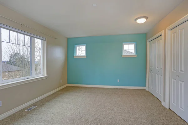 Interiér lehké prázdné místnosti s důrazem na zářivě modré zdi — Stock fotografie