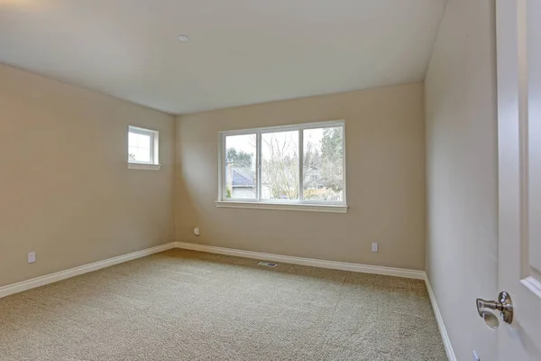 Interior de la habitación beige claro con una ventana . — Foto de Stock