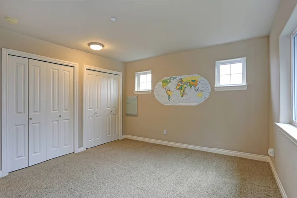 Interior de la habitación beige claro con puertas blancas armario . — Foto de Stock